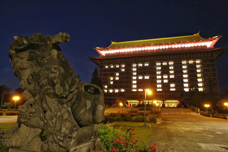 台北圓山大飯店16日晚間點燈排出ZERO字樣，除為台灣宣布零新增確診開心，也向站在第一線的醫護人員表達謝意。（攝影／中央社／郭日曉）