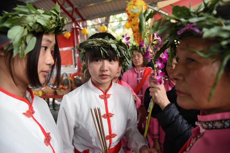 這幾年越來越多年輕人回來尋根，透過祭典、網路串聯，透過族人生命故事、踏查行程傳承馬卡道文化。（攝影／林聰勝）