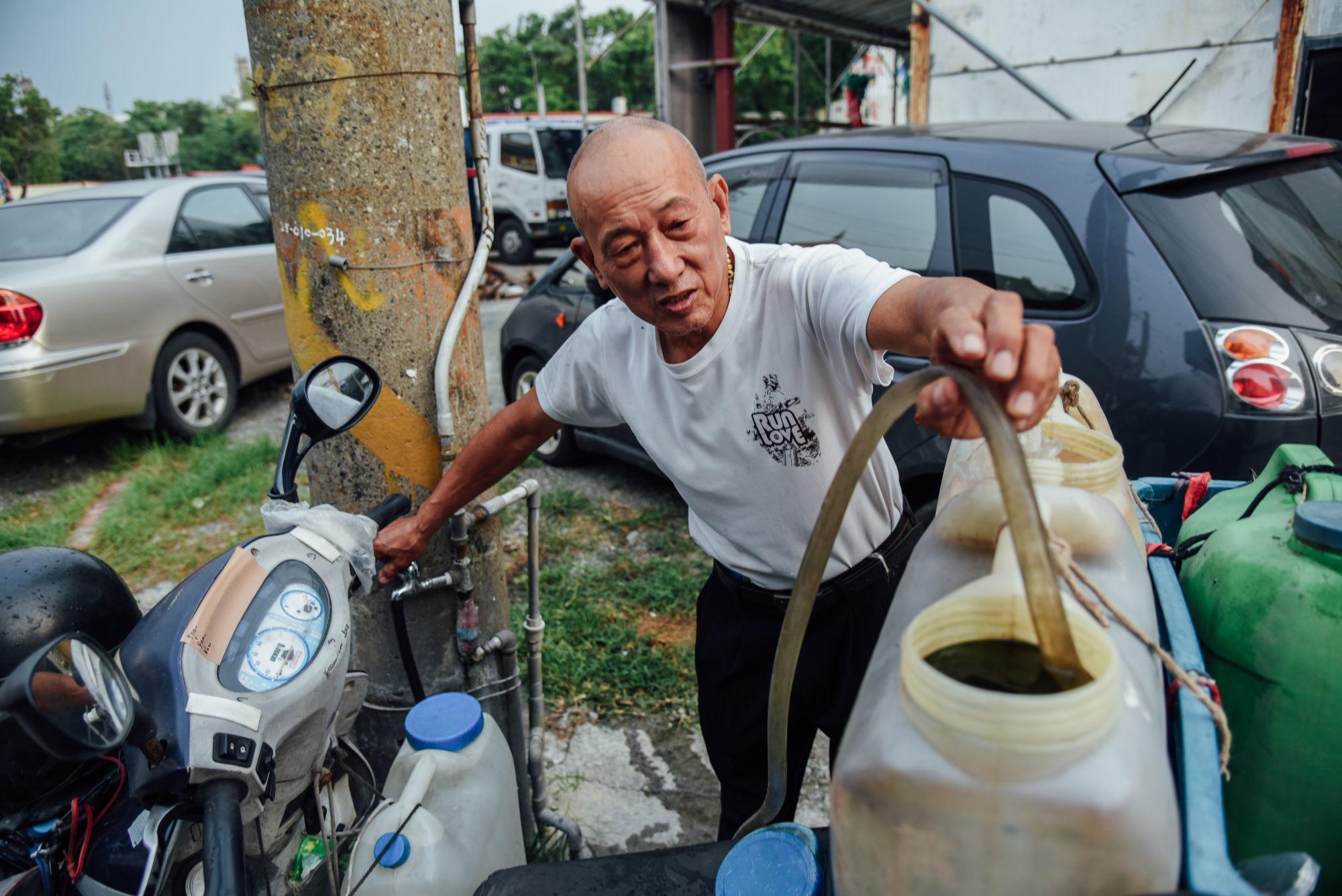 後勁居民的飲用水受到汙染,中油為了補償,還特別拉了一條自來水管供水。(特約攝影/林聰勝)