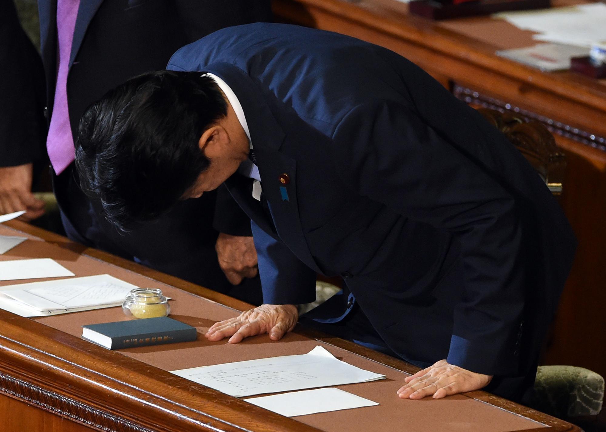 日本首相安倍晉三在今年9月18日經過眾議院不信任案被否決後,向議會代表鞠躬,隨後參議院立法通過了日本新的安保法案。(TOSHIFUMI KITAMURA/AFP)