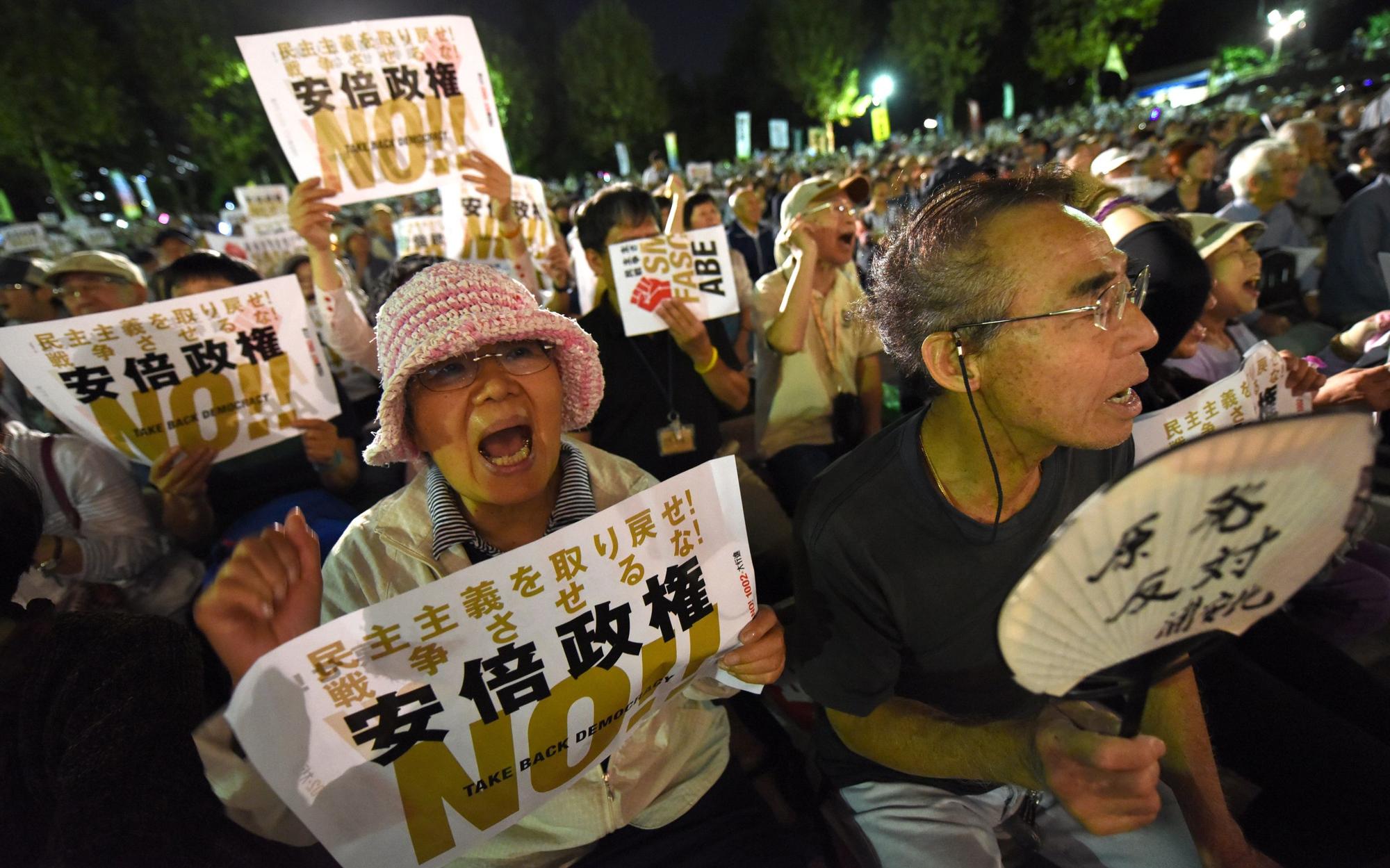 抗議民眾在東京街頭集會反對安倍政權。(Toru YAMANAKA/AFP)