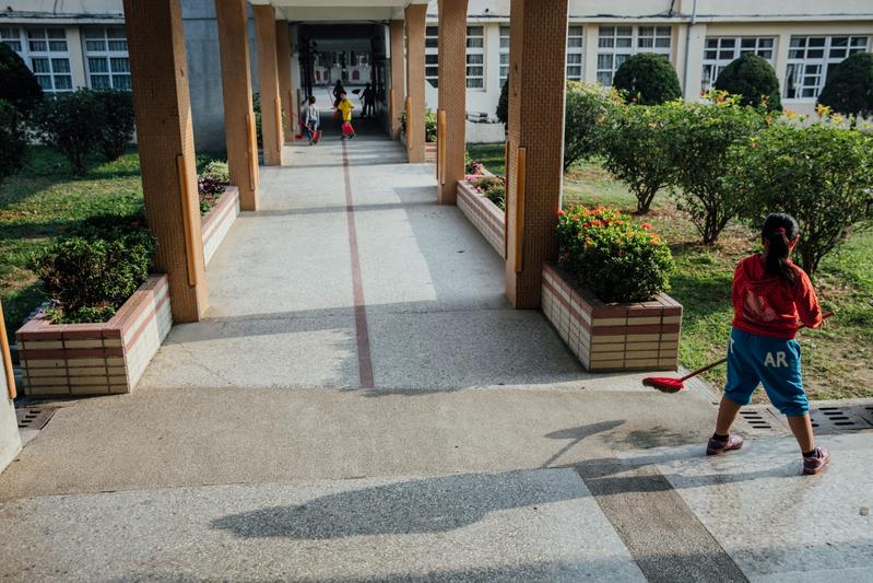 宣導空汙，讓孩子成為更好的大人_2_雲林縣斗六市溪洲國小學生在校園打掃。（攝影／余志偉）