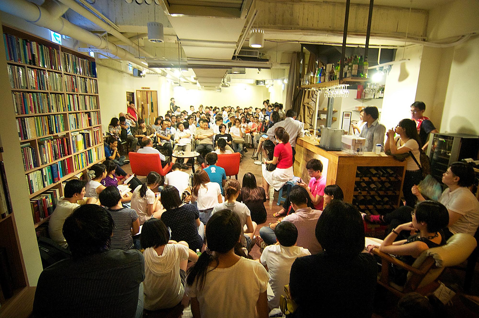 「哲學星期五」之於喧囂的台北,是個特殊的存在,它張開臂彎擁抱孤單的靈魂,等待他們展開一場思想的激辯。(圖片提供/黃謙賢)