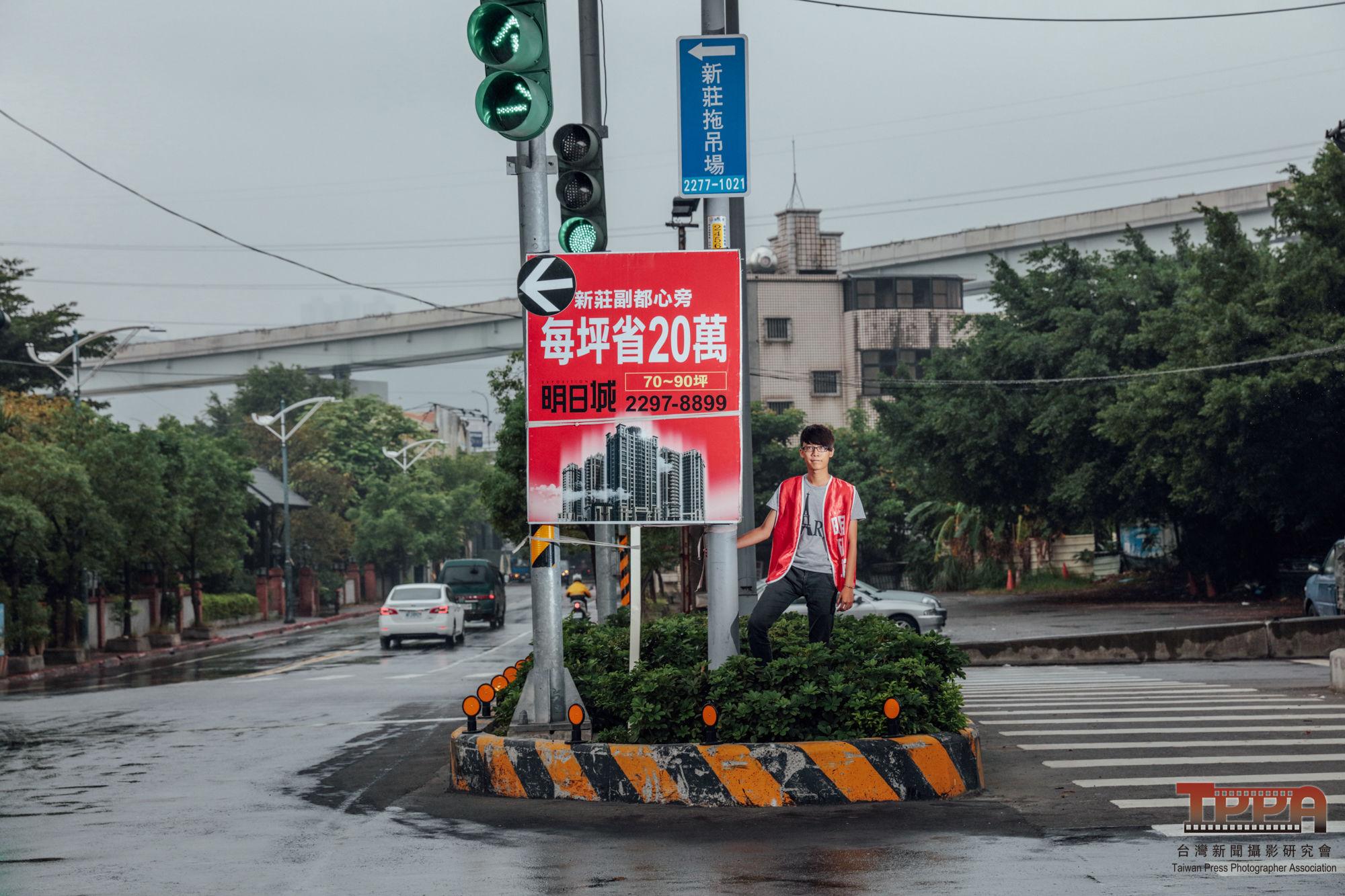 肖像類第二名為《報導者》余志偉拍攝舉牌人工作。