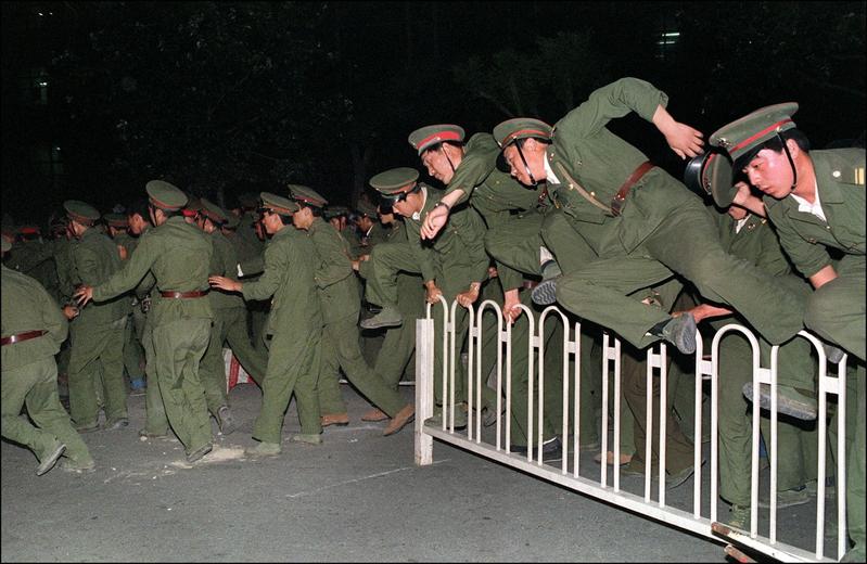 Horizontal,SOLDIER,BEIJING SPRING,TIENANMEN SQUARE,RIOT,NIGHT,CRACKDOWN,ARMED FORCES,HORIZONTAL,DEMONSTRATION,MOVING