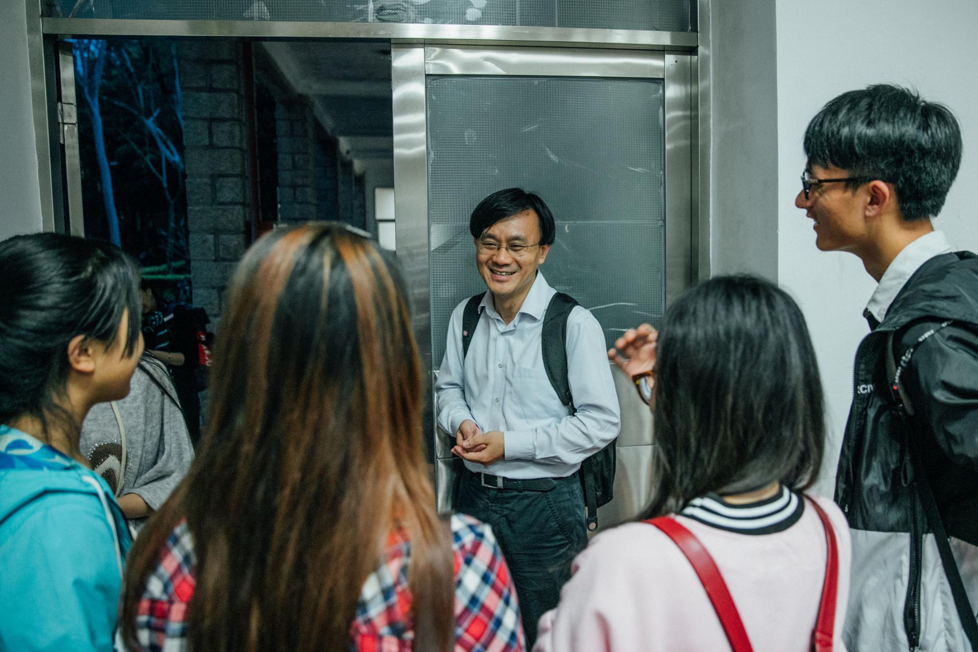 廈門大學傳播學院的副教授陳經超下課後與學生討論專題。(攝影╱余志偉)