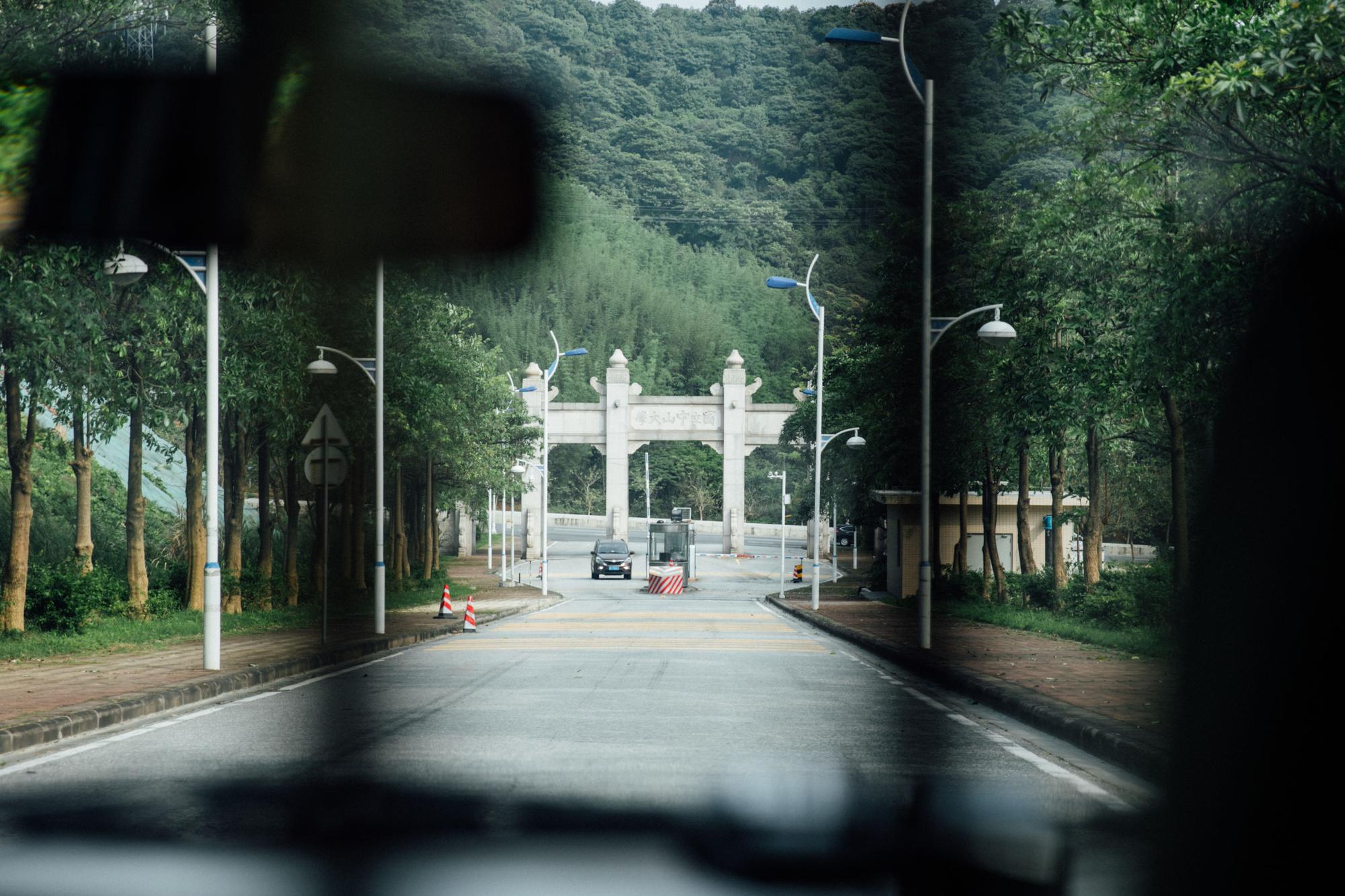 從廣州白雲機場往北到廣州市溫泉區從化鎮,一小時的車程,風景由熱鬧轉入荒涼,「中山大學南方學院」的牌坊出現,學校被群山圍繞。(攝影╱余志偉)