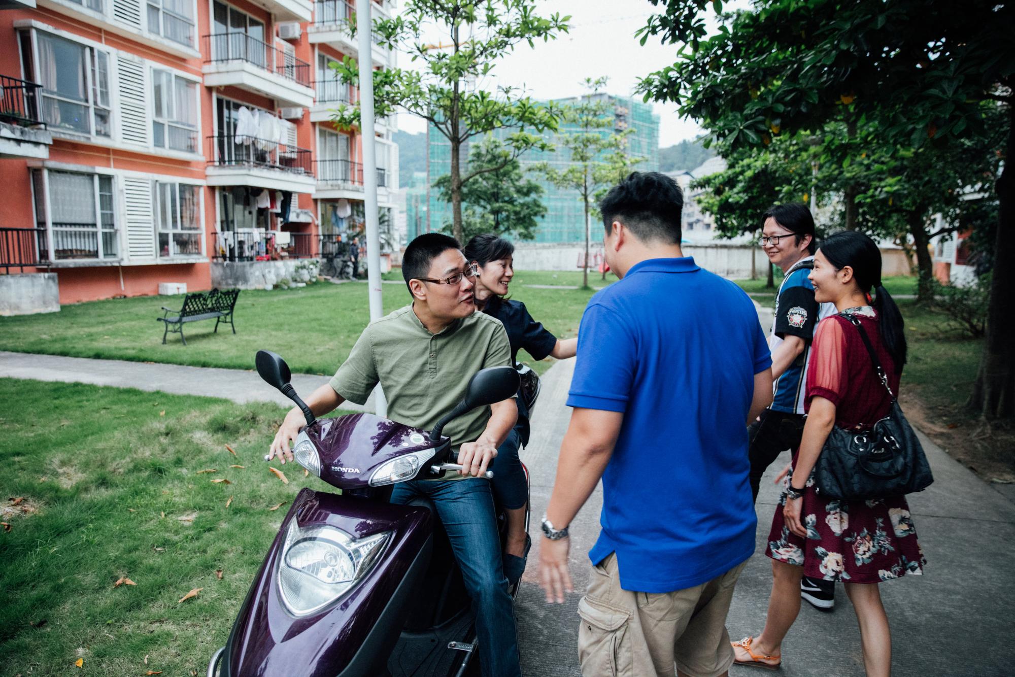呂佩安(左一)去年為工作舉家搬至南方學院,另外兩名台灣教師蕭裕中(右二)、簡元瑜(中)就住在同一宿舍區。(攝影╱余志偉)