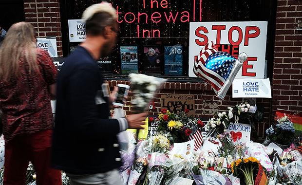 葉浩／佛州夜店槍擊──簡單歸因的危險_cover_NEW YORK, NY - JUNE 13: People pause in front of the iconic New York City gay and lesbian bar The Stonewall Inn to lay flowers and grieve for those killed in Orlando on June 13, 2016 in New York City. An American-born man who had recently pledged allegiance to ISIS killed 50 people early Sunday at a gay nightclub in Orlando, Florida. The massacre is the deadliest mass shooting in United States history.   Spencer Platt/Getty Images/AFP