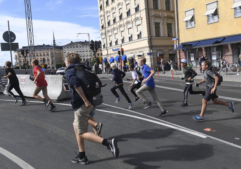黃厚銘／Pokémon GO的遊戲機制與文化──一個思考新興科技風險的起點_在瑞典斯德哥爾摩市區道路上追逐稀有神奇寶貝的玩家。（AFP PHOTO／Fredrik Sandberg）