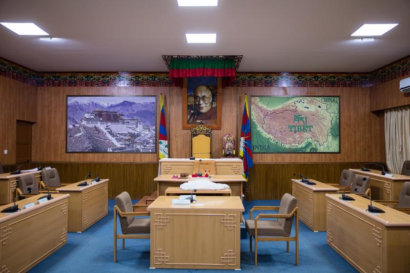 「藏人行政中央」議會裡，仍然保留了達賴喇嘛的寶座，牆上則掛著巨大的達賴喇嘛畫像。（攝影／吳逸驊）