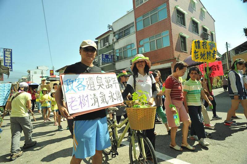 為了搶救南安路161棵茄苳樹及鳳凰木、柳樹，埔里鎮民在大太陽下走上街頭護樹大遊行，大埔里＠報翔實深度報導這場運動的脈絡。（圖片來源：大埔里報）