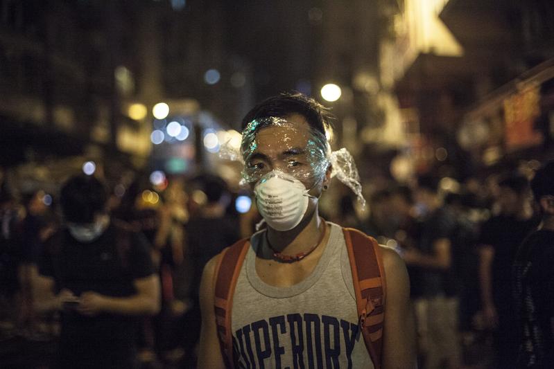 香港不平靜的釋法夜晚01，攝影／陳朗