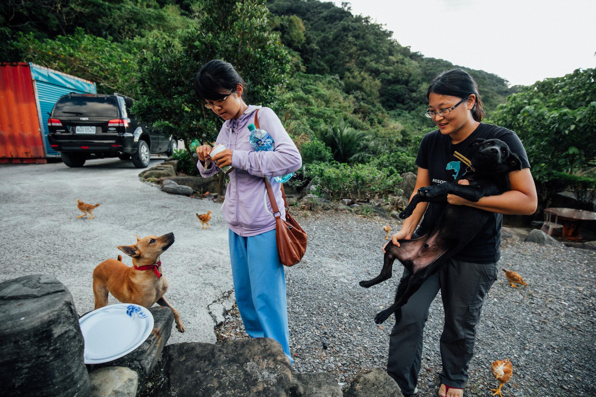台灣之心愛護動物協會在恆春進行下鄉駐紮計畫,志工陳靜芳(右)和獸醫師葉雅嵐與民眾溝通、宣導結紮。(攝影/余志偉)