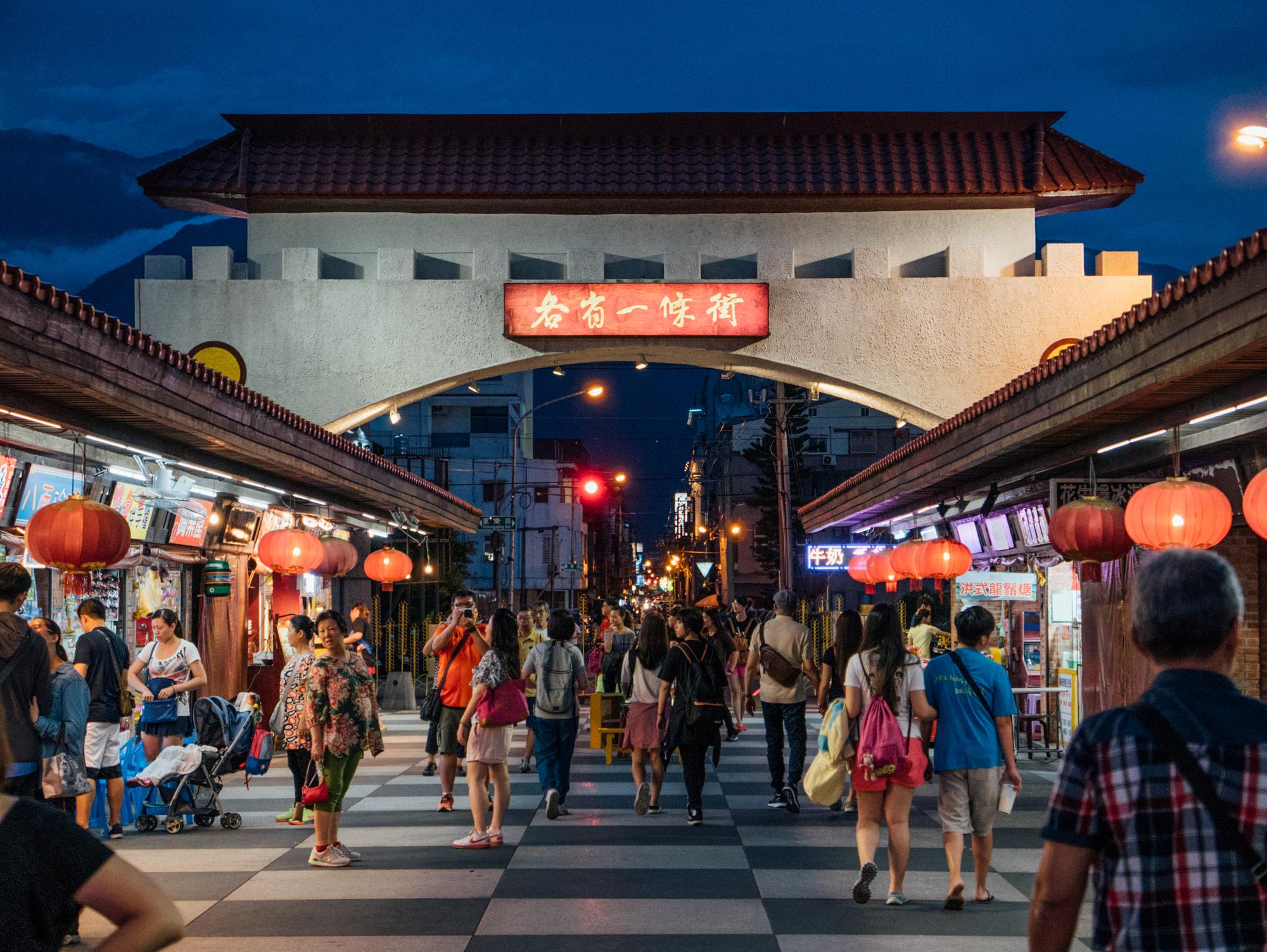 傅崐萁視為政績的東大門夜市,是縣府將原本南濱夜市、自強夜市等民間攤位集中而成,裡頭分別規劃福町夜市區、原住民一條街、各省一條街等區域。(攝影/余志偉)
