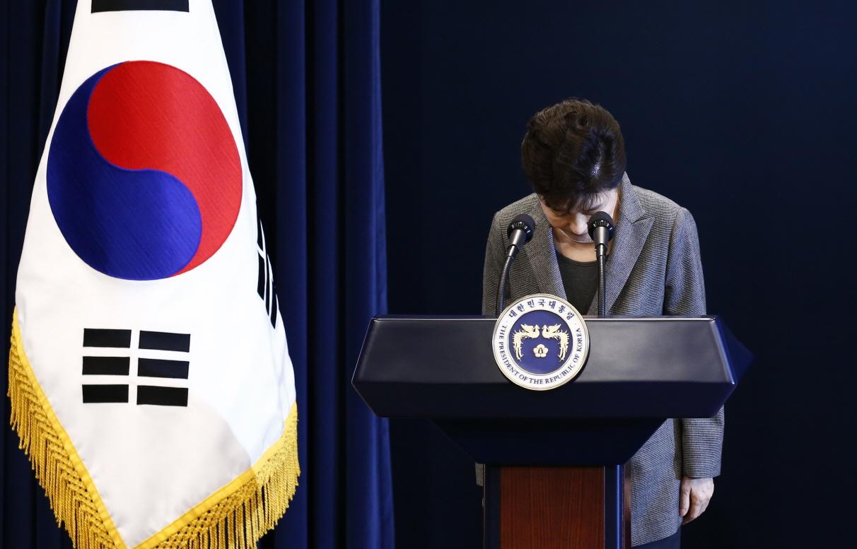南韓總統朴槿惠11月29日在青瓦台發表演說後再次道歉。(攝影/AFP PHOTO/JEON HEON-KYUN)