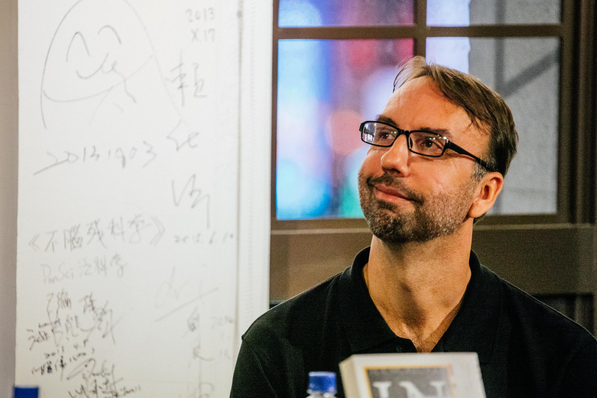 梅英東指出,外國人在中國,經常聽到一句話:『你是老外,你不會明白我們中國』,所以我要親自住在胡同裏面。」(攝影/余志偉)