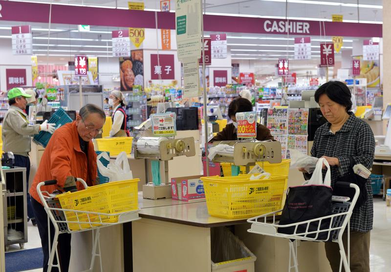 米果／超市結帳排隊的日本式進化_ (AFP PHOTO / Yoshikazu TSUNO)