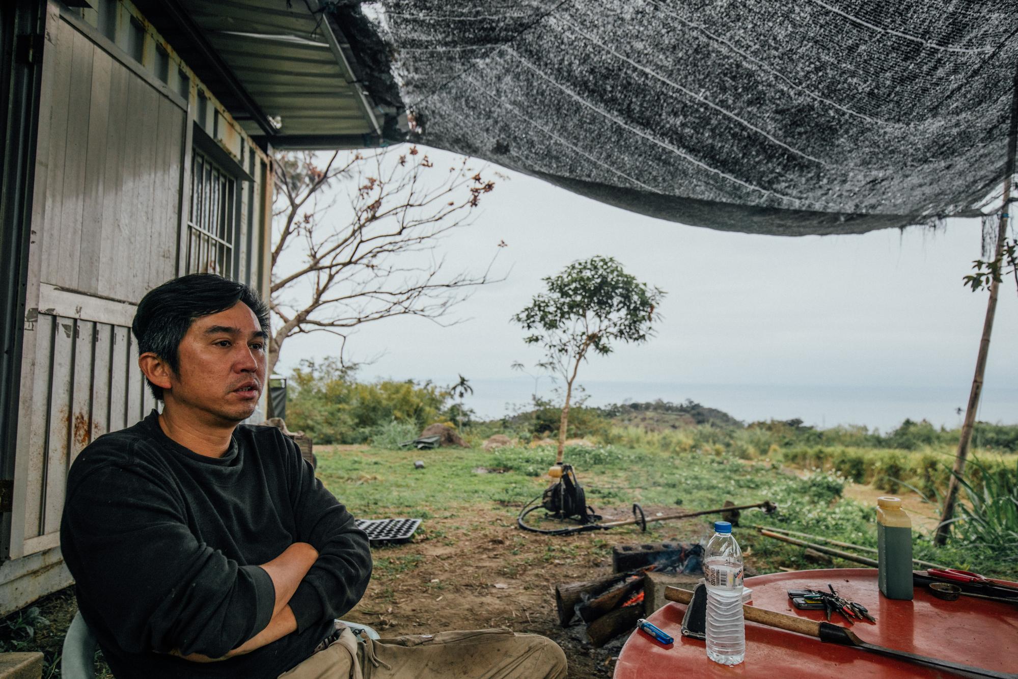 都蘭部落阿美族青年Cawan(鄭智文)在自家山區耕地工作。(攝影/余志偉)