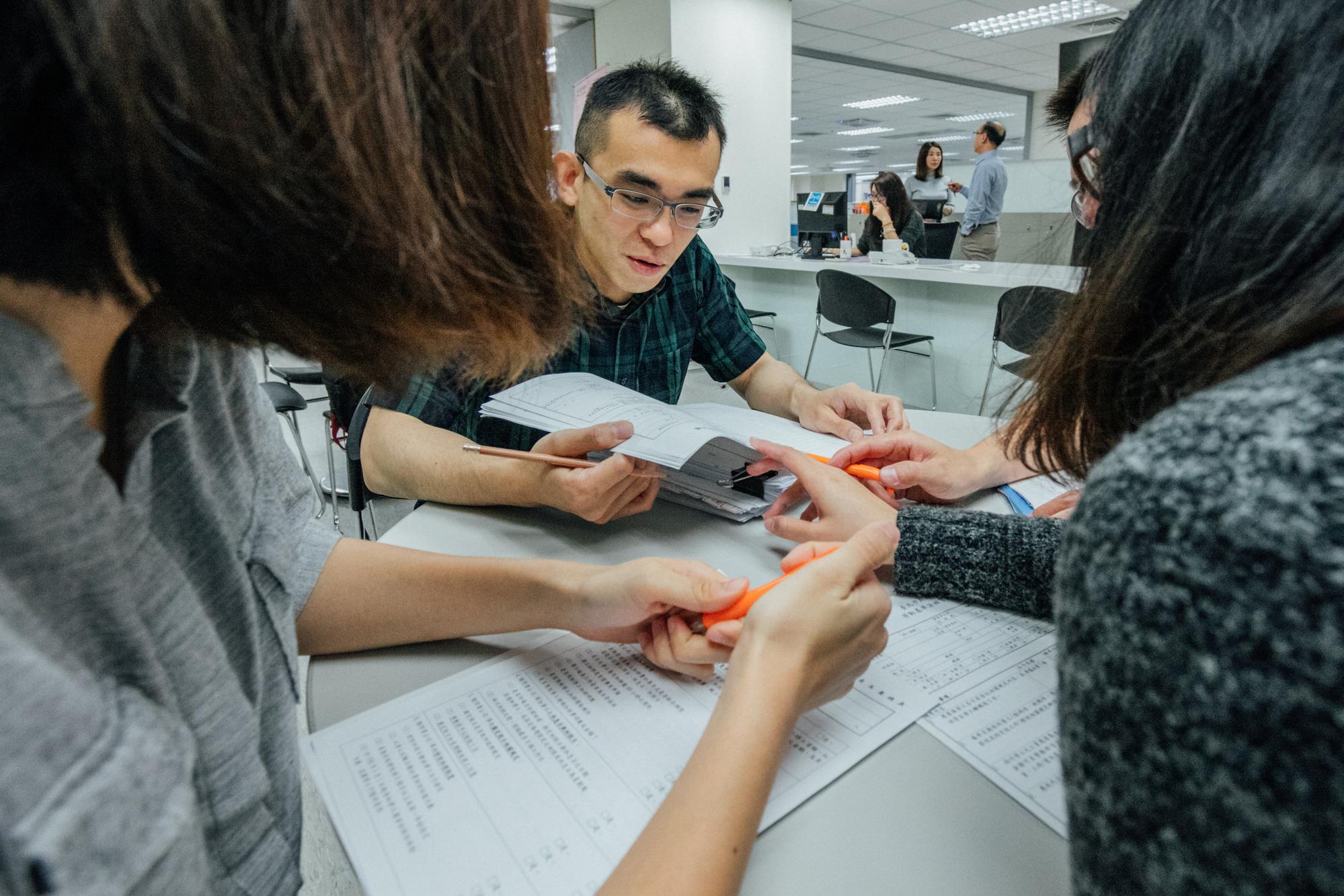 設計畫面/台北市勞檢處勞檢員討論勞檢案例。(攝影/余志偉)