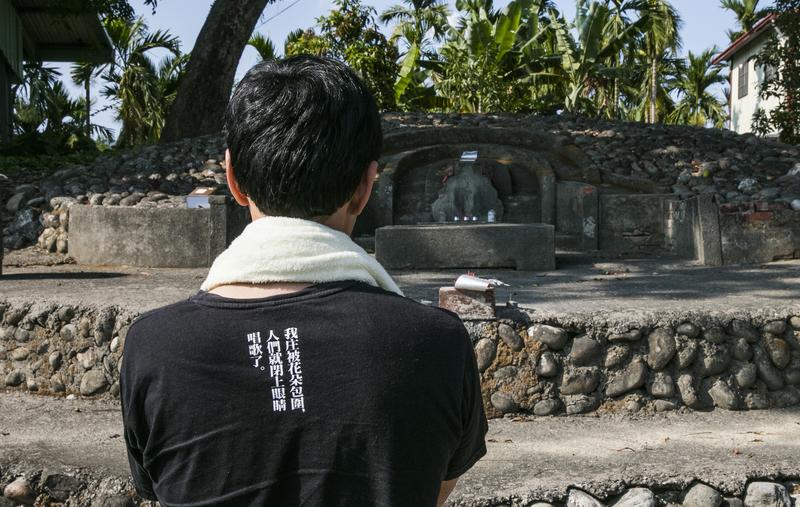 客家人尊稱土地公為「伯公」，對「伯公」的信仰成了客家人生活的一部分。林生祥每次經過便會停下腳步，和「伯公」說些話。（攝影／林佑恩）