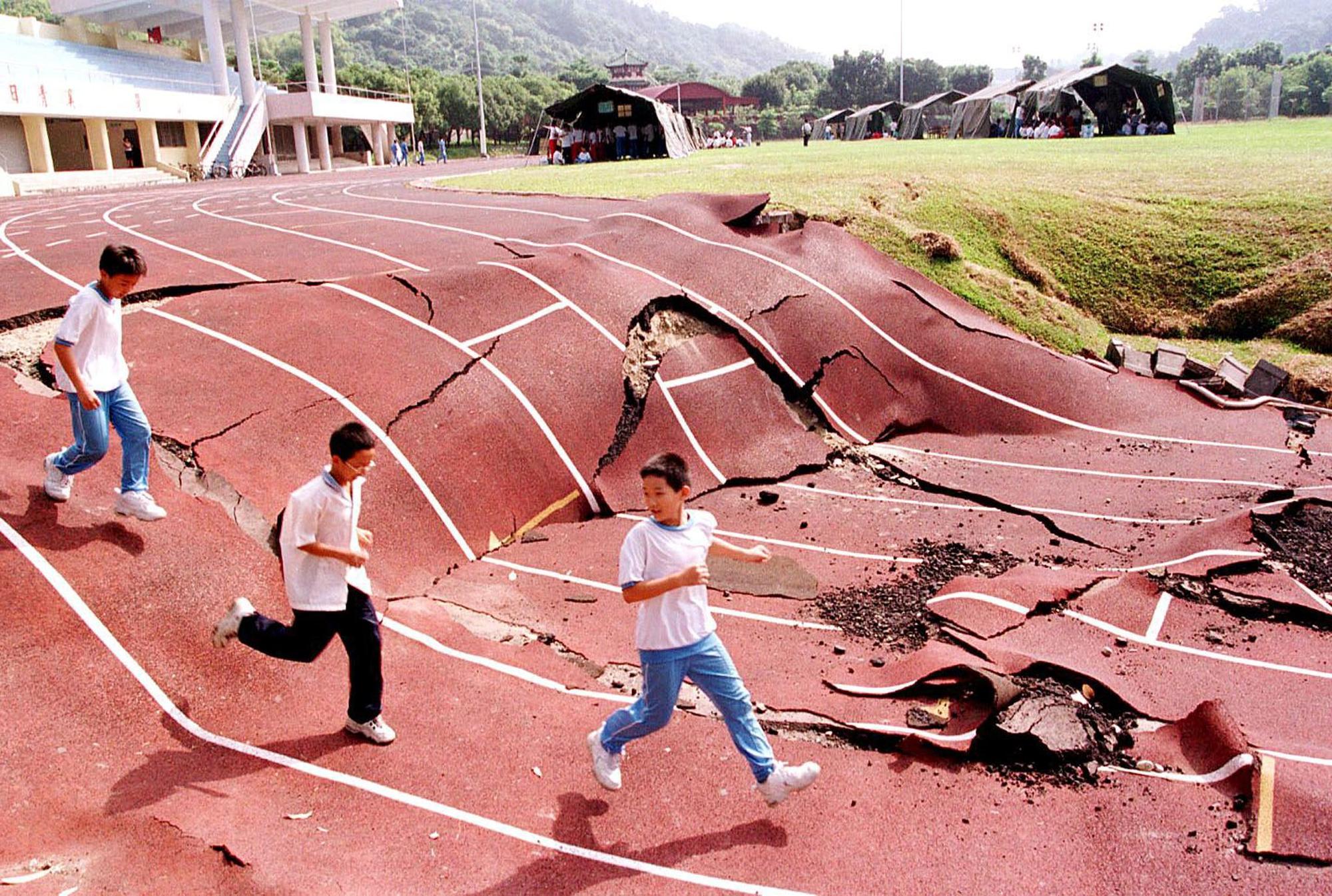 2001年的「九二一震災災後重建特別預算」視為特別預算常態性編列的分水嶺。(AFP Photo/SUNG CHIH-HSIUNG)