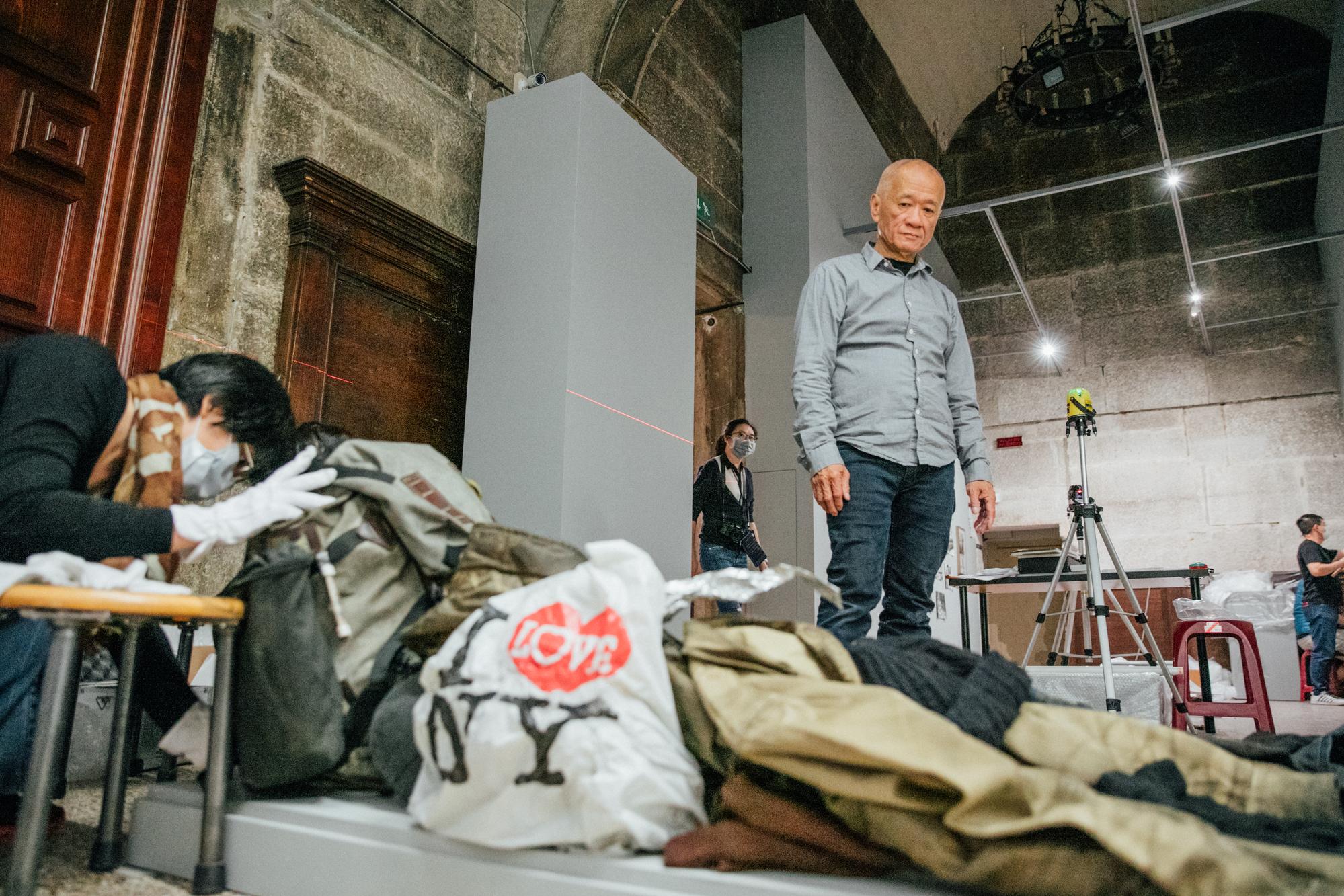 謝德慶在威尼斯雙年展台灣館內佈展《戶外》作品的物件。(攝影/余志偉)