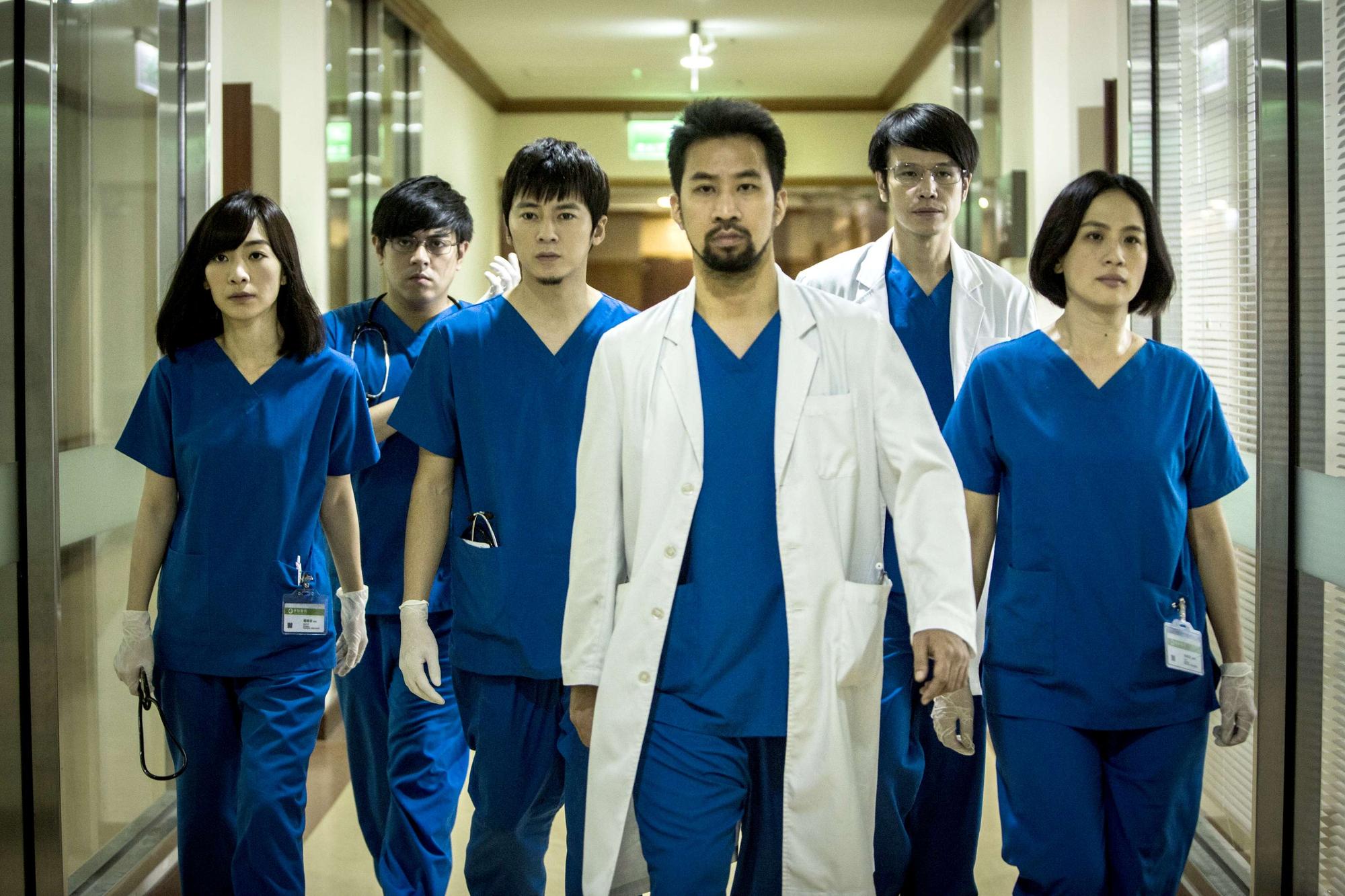 《麻醉風暴2》主要演員陽靚(左起)、賴澔哲、李國毅、黃健瑋、隆宸翰、黃采儀。(圖片/公視提供)