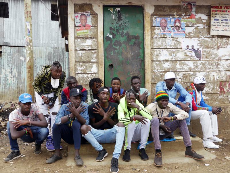 深入非洲最大貧民窟：肯亞藝術家怎麼帶來一絲希望？_在廣場一角，等著上台演出、精心打扮的基貝拉年輕藝術家_(攝影/林禹瑄)
