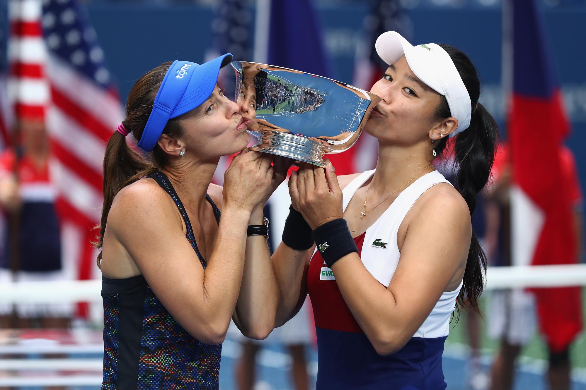 詹詠然、辛吉絲贏得2017美國網球公開賽女雙冠軍。(AL BELLO / GETTY IMAGES NORTH AMERICA / AFP)