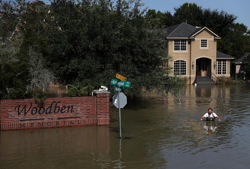 陳慧敏／休士頓哈維颶風下，一位撤離災民的公民體驗。JUSTIN SULLIVAN / GETTY IMAGES NORTH AMERICA / AFP