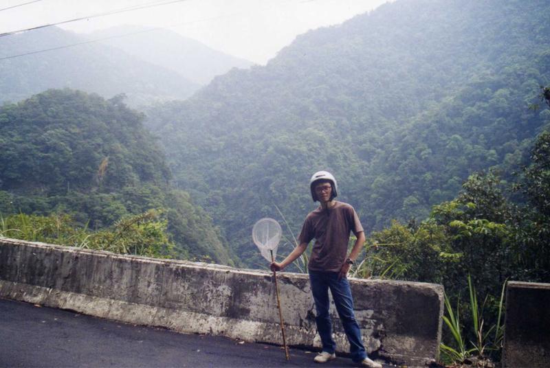 2002年於烏來山上抓昆蟲。（照片提供／昆蟲白）