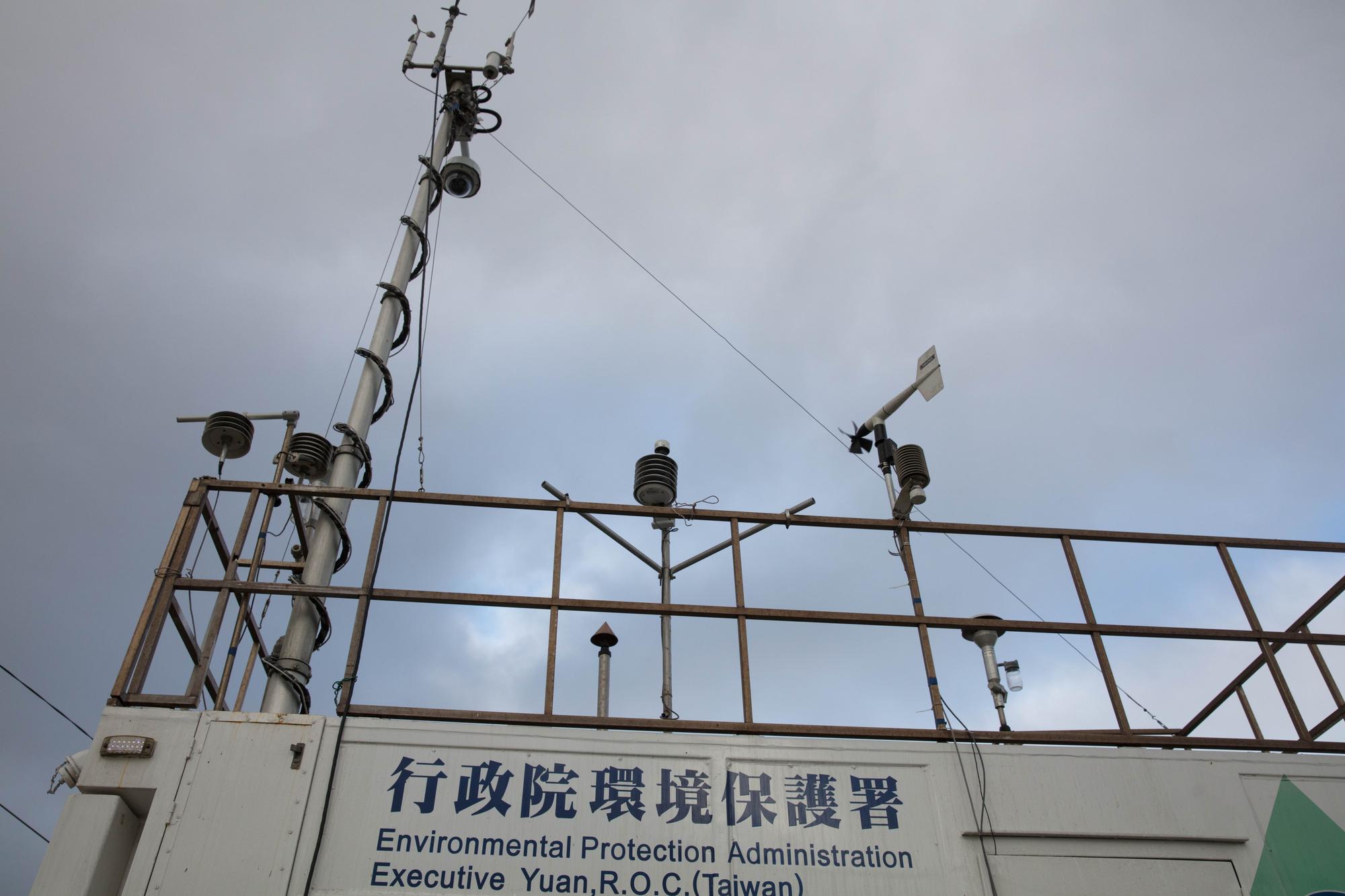 位於彰化縣大城鄉台西村堤防的行政院環保署空氣品質監測車。(攝影/吳逸驊)