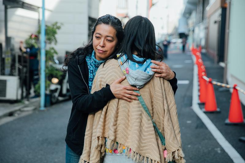 日本全國子宮頸疫苗受害者連絡會代表松藤美香(左)與女兒。