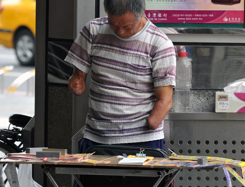 滕西華／攸關身心障礙者投保權的《保險法》修法，沒有人是局外人。（法新社）AFP PHOTO / Patrick LIN