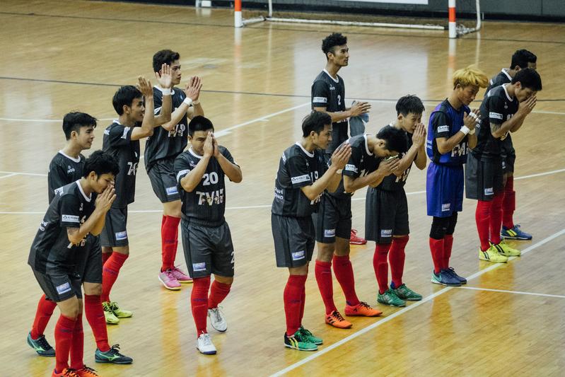 中華五人制足球賽，由在台移工組成的泰國隊與印尼隊賽後，泰國隊雙手合十表達謝意。（攝影／余志偉）