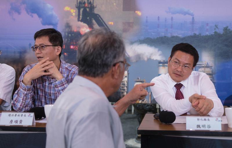 2017年環保署副署長詹順貴（左）與彰化縣長魏明谷（右）出席台西村居民座談。（攝影／吳逸驊）
