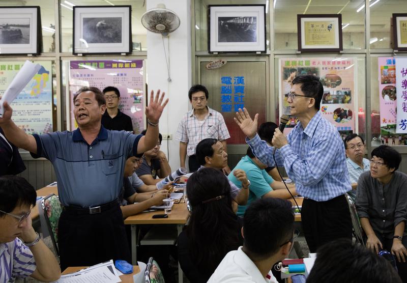 詹順貴（右）下鄉聽取民意卻成為民眾發洩的對象。（攝影／吳逸驊）