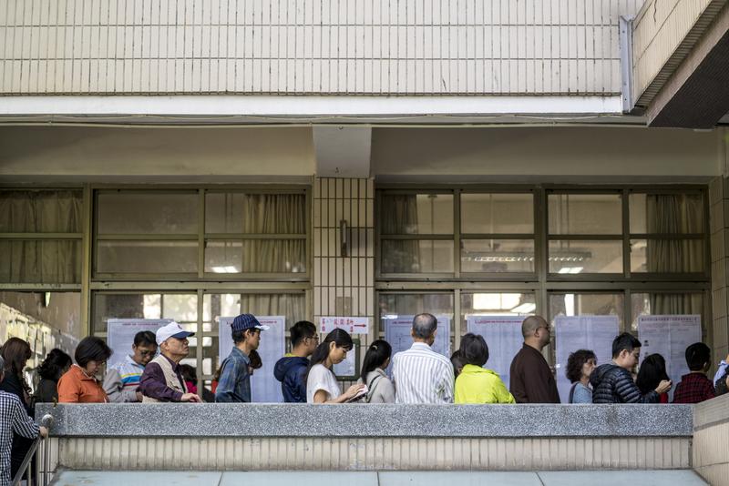 鮑彤看蔡政府期中考：回歸地方議題，中間選民迎頭痛擊