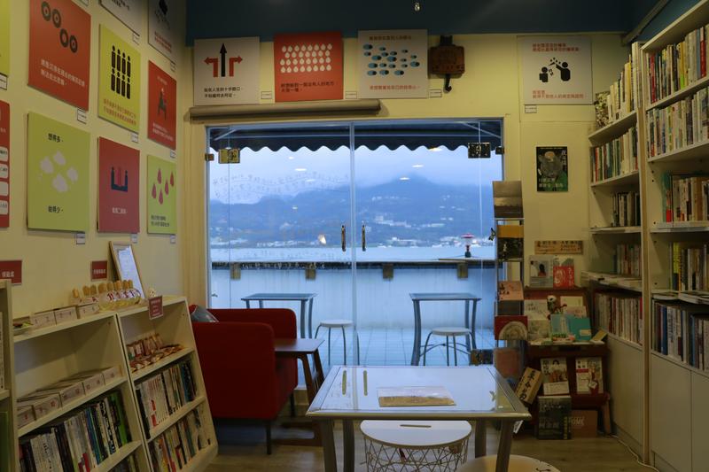十家獨立書店引路，進入台灣多元社會。新北無論如河