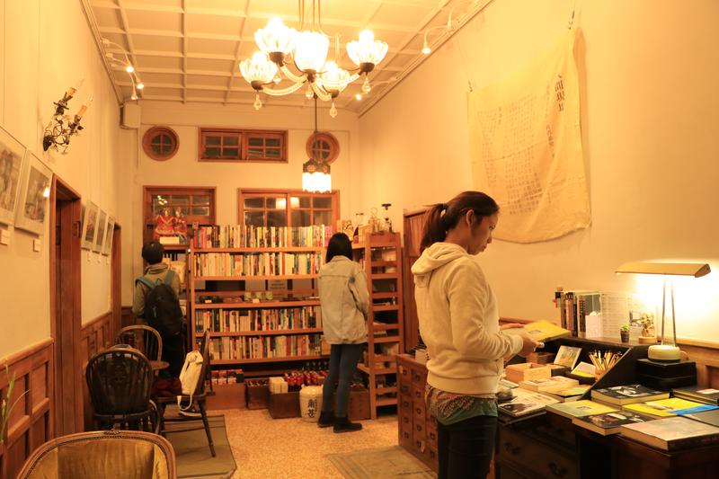 十家獨立書店引路，進入台灣多元社會。虎尾厝沙龍