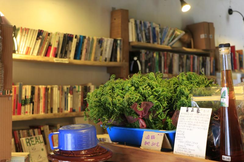 十家獨立書店引路，進入台灣多元社會。宜蘭小間書菜