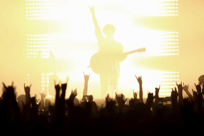 盧廣仲在華山Legacy演唱會，和歌迷一起比出象徵搖滾的手勢。