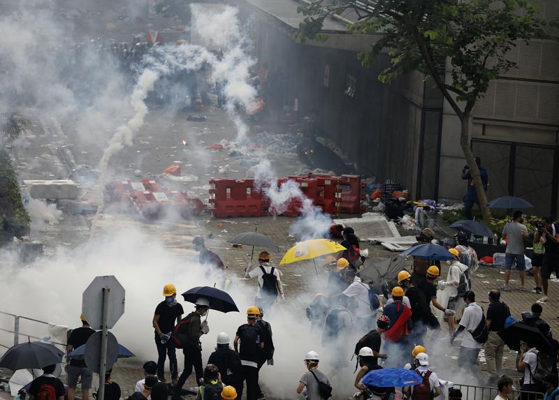 香港警方施放催淚彈，驅離示威民眾。（攝影／AP／Vincent Yu／達志影像）