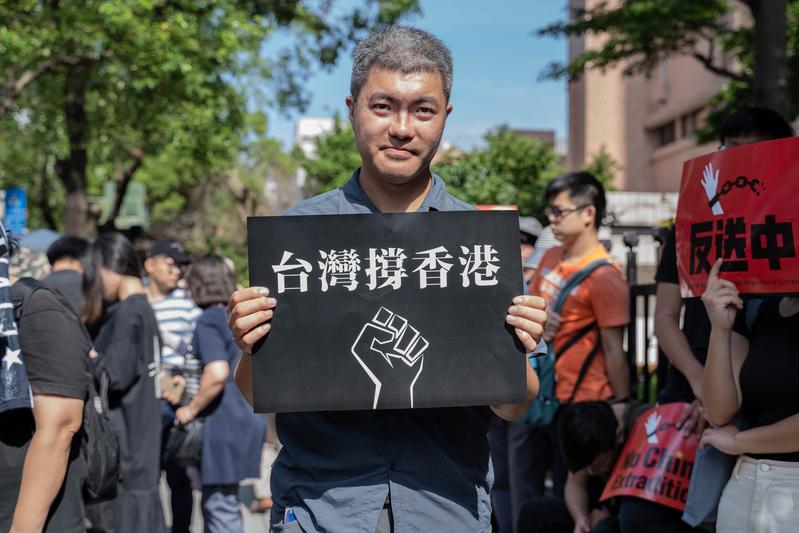 台東大學文化資源與休閒產業學系助理教授鄭肇祺，以一個香港80後與人類學者身分，述說他眼中香港人身分認同的轉變。（攝影／許𦱀倩）