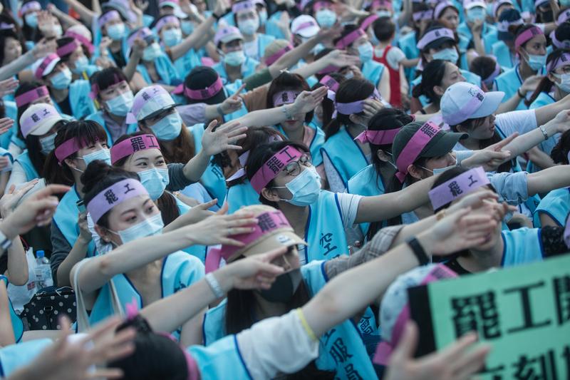 從零工會到開創台灣首次「粉紅工運」——長榮空服員罷工背後的勞權和女權。（攝影／吳逸驊）