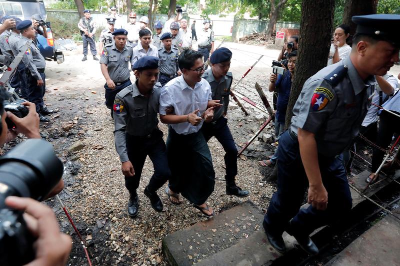 2017年底，曾報導羅興亞危機的《路透社》記者瓦隆（ Wa Lone）和覺梭（Kyaw Soe Oo）被捕，引發國際矚目和聲援。圖為他們抵達仰光的地方法院聆聽判決。（攝影／路透社／Myat Thu Kyaw／達志影像）
