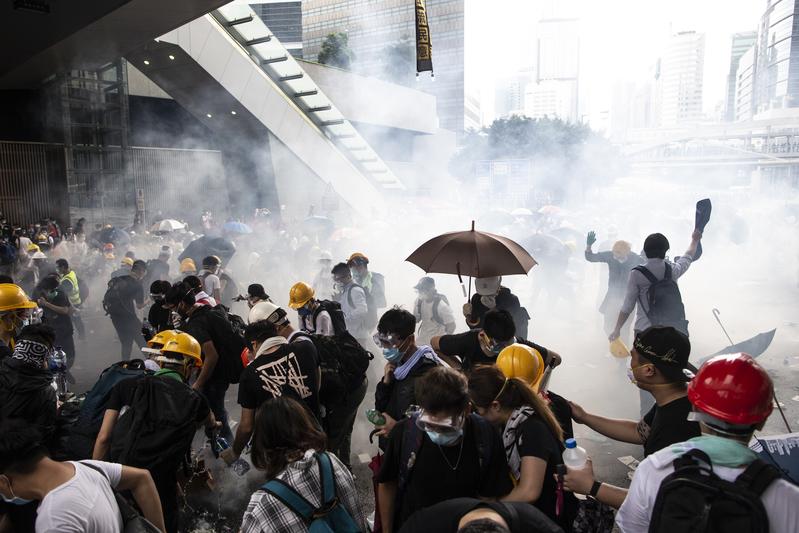 劉細良／香港暴動罪普遍化：軍警政權下法治崩潰