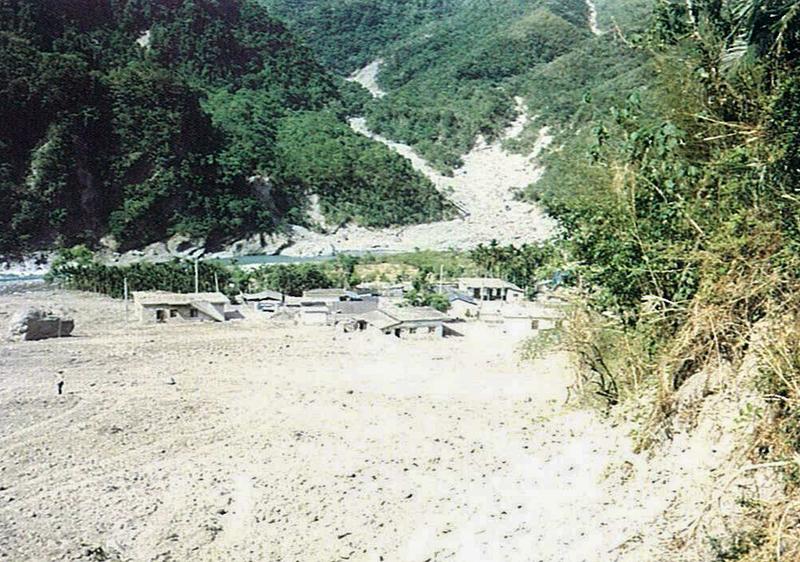 1990年歐菲莉颱風造成花蓮銅門村嚴重土石流，幾近滅村。（攝影／胡毓錢）