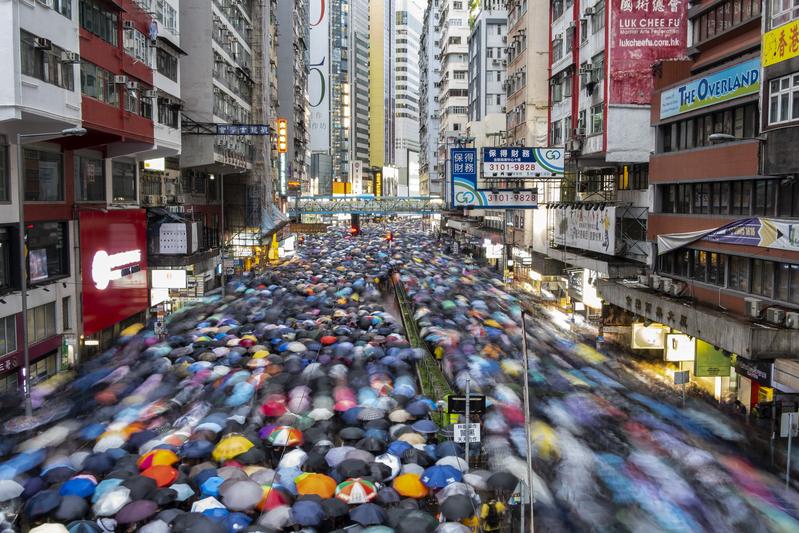 818集會：170萬港人雨中遊行，齊喊「徹查警黑，追究警暴」_(攝影/陳朗熹)